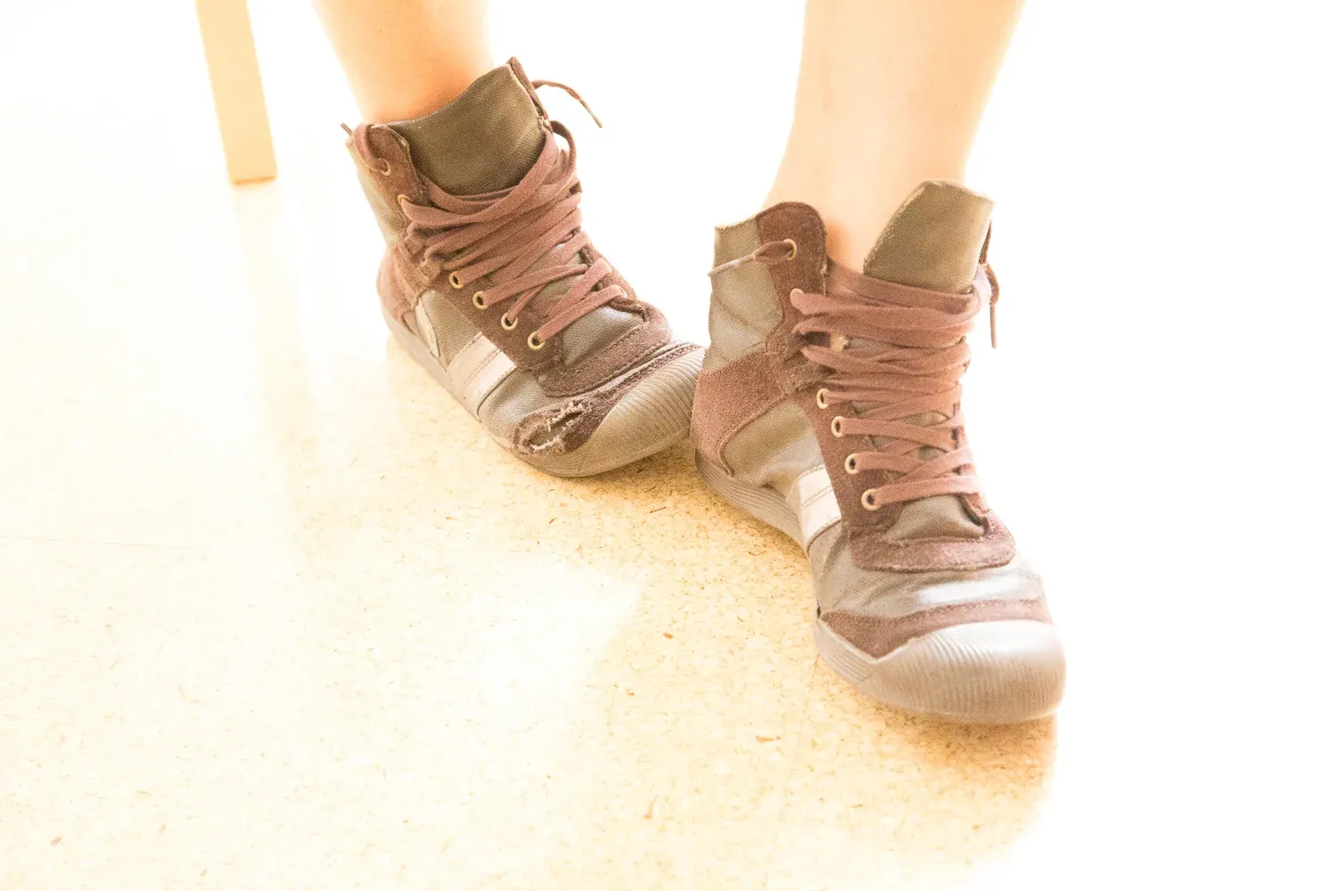 Rebekkas Sneaker auf dem Korkboden der Praxis